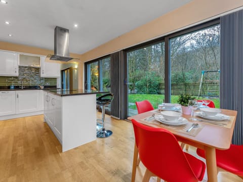 Cheerful Stays: 4 Bedroom Cottage in Arrochar House in Scotland