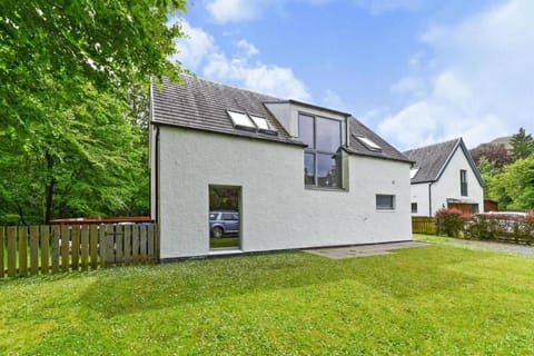 Cheerful Stays: 4 Bedroom Cottage in Arrochar House in Scotland