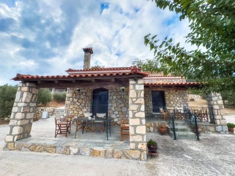 SIX INDEPENDENT HOUSES BY THE sea House in Magnesia Prefecture, Greece