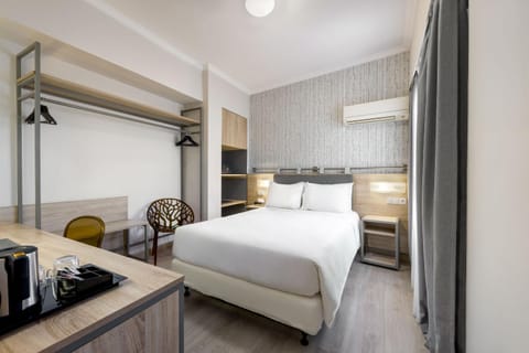 Bed, Coffee/tea facilities, Photo of the whole room, Bedroom, minibar, air conditioner