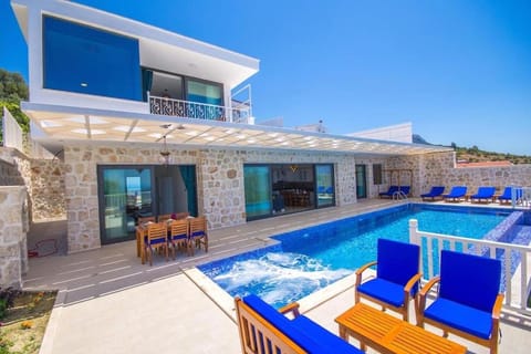 Property building, Patio, Day, Pool view, Swimming pool, sunbed