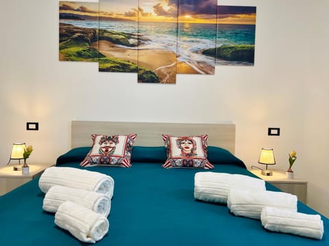 Bed, Photo of the whole room, towels