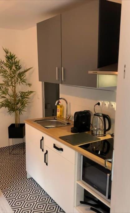 Coffee/tea facilities, minibar, stove