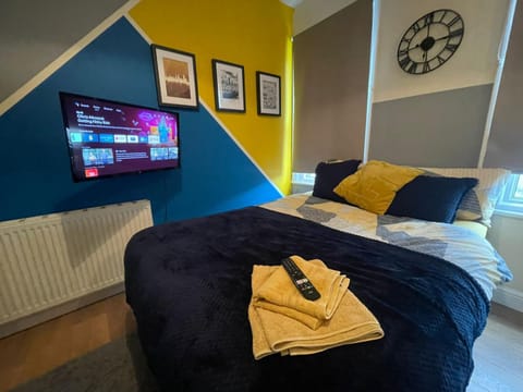 Bed, TV and multimedia, Photo of the whole room, Bedroom, towels