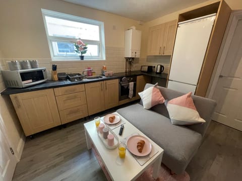 Coffee/tea facilities, Kitchen or kitchenette, Living room, Food and drinks, Seating area, Food, minibar, pet friendly, stove, toaster