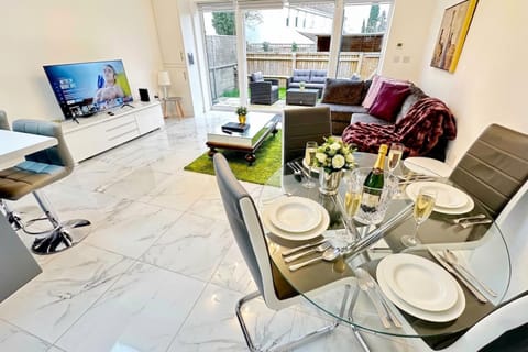 Communal lounge/ TV room, TV and multimedia, Kitchen or kitchenette, Living room, Seating area, Dining area, Evening entertainment