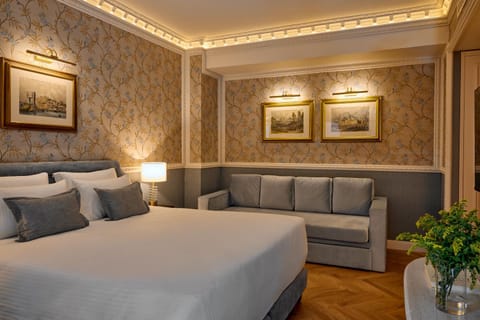 Bed, Living room, Photo of the whole room, Seating area, Bedroom