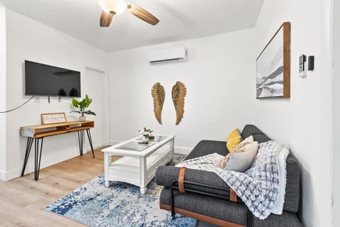 Intimate Casita Mia minutes away from Airport, Calle 8, Brickell, Coral Gables, The beach and more! Villa in Coral Gables