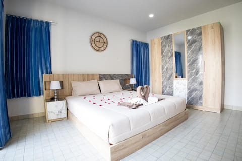 Bed, Bedroom, towels
