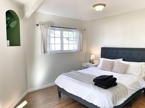 Hot Tub . Near Freeway . Quick 2 Theme Parks/Beach House in Fountain Valley