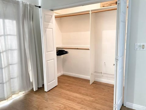 Hot Tub . Near Freeway . Quick 2 Theme Parks/Beach House in Fountain Valley