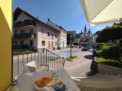 Property building, Day, Neighbourhood, Breakfast, Location