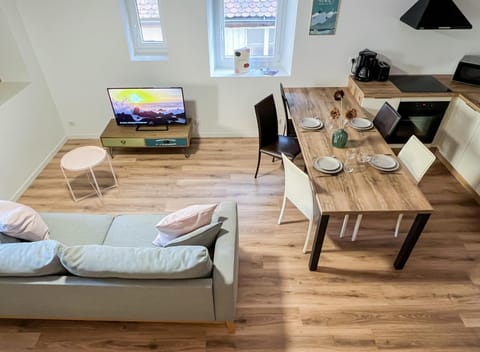 Communal lounge/ TV room, TV and multimedia, Living room, Seating area, Dining area, Evening entertainment