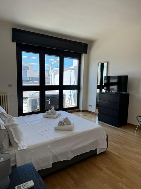 Bed, TV and multimedia, Photo of the whole room, Bedroom, towels