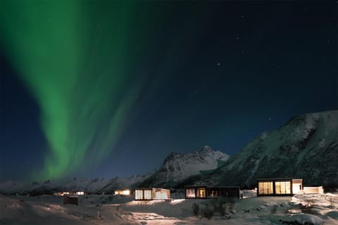 Designhytte med jacuzzi sentralt i Lofoten House in Lofoten