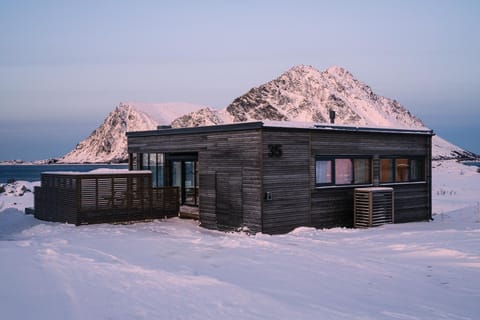 Designhytte med jacuzzi sentralt i Lofoten House in Lofoten