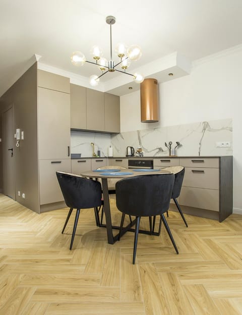 Kitchen or kitchenette, Dining area, stove
