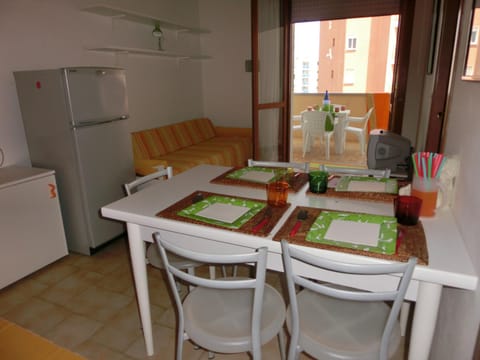 Communal lounge/ TV room, TV and multimedia, Living room, Dining area