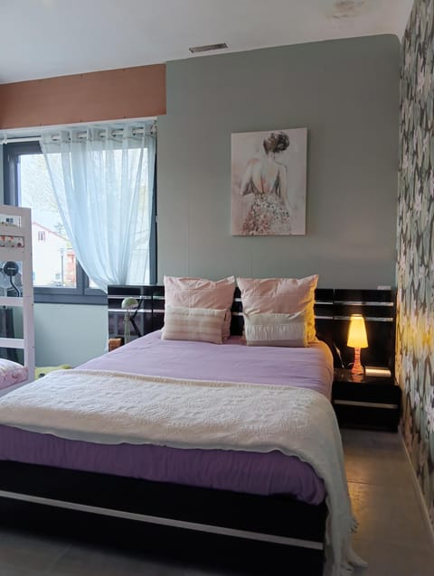 Bed, Photo of the whole room