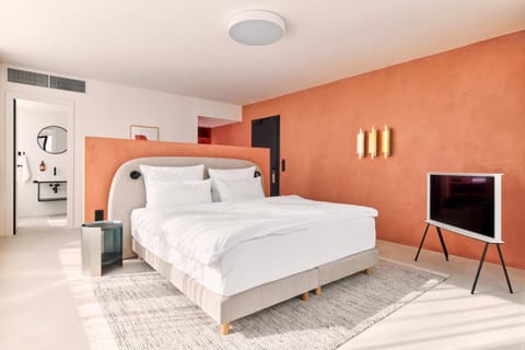 Bed, TV and multimedia, Photo of the whole room, Bedroom