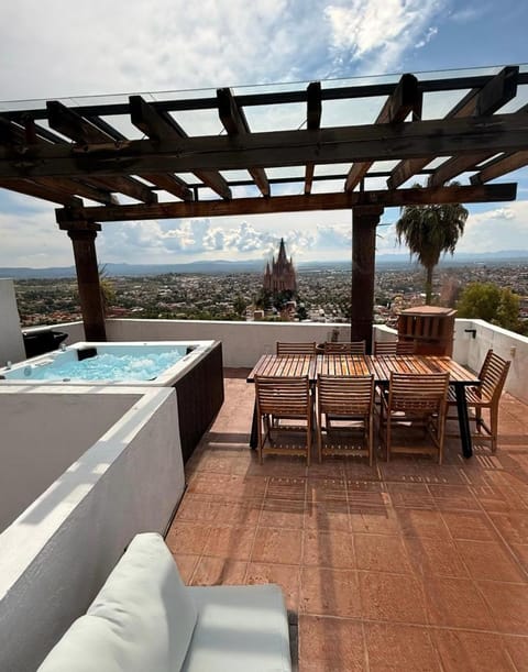 Day, Hot Tub, View (from property/room), Balcony/Terrace, Living room, Seating area, Dining area