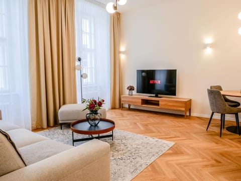 TV and multimedia, Living room, Seating area, Evening entertainment