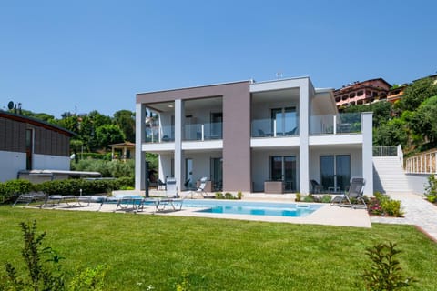 Property building, Patio, Day, Garden, Garden, Garden view, Pool view, Swimming pool, sunbed