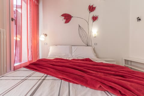 Bed, Photo of the whole room, Decorative detail, Bedroom, heating
