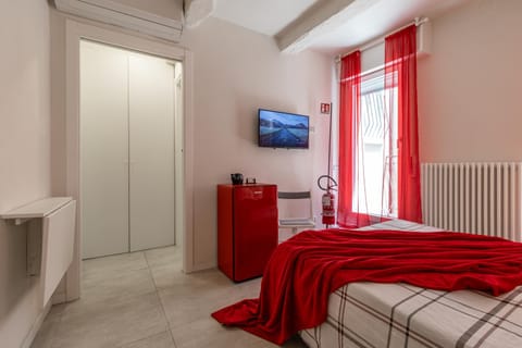 Bed, TV and multimedia, Photo of the whole room, Bedroom, heating, wardrobe, air conditioner