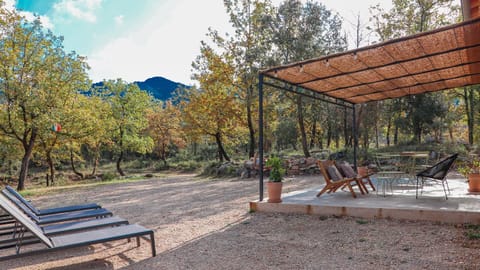 Property building, Spring, Day, Natural landscape, Garden, Garden view, Mountain view, sunbed