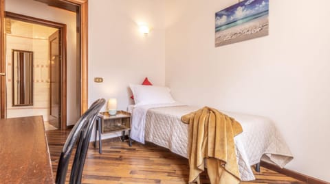 Bed, Day, Photo of the whole room, Decorative detail, Bedroom