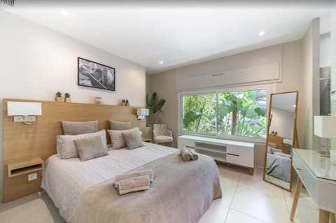 Bed, TV and multimedia, Living room, Photo of the whole room, Seating area, Bedroom, hair dresser