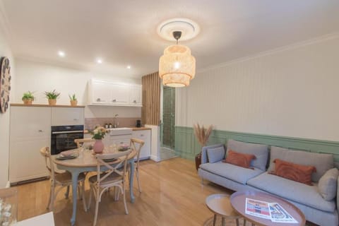 Kitchen or kitchenette, Living room, Seating area, Dining area, minibar, pet friendly, stove