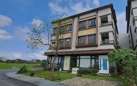 Property building, Spring, Day, Garden, Garden view, Street view