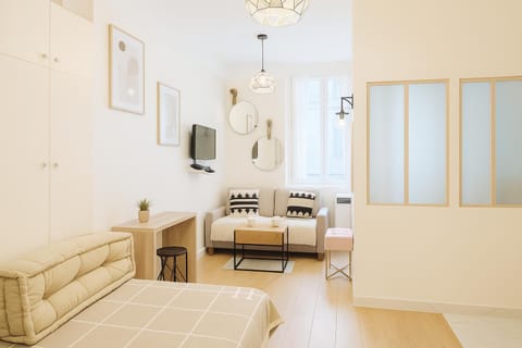 Bed, Living room, Photo of the whole room, Seating area, Dining area, Bedroom