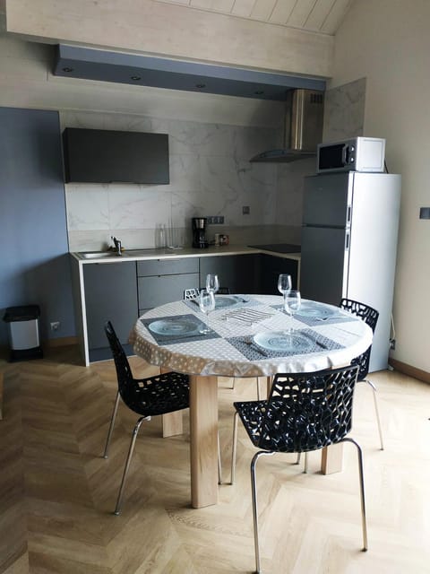 Kitchen or kitchenette, Dining area, dishwasher, minibar, stove