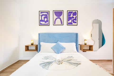 Bed, Photo of the whole room, Decorative detail, Bedroom