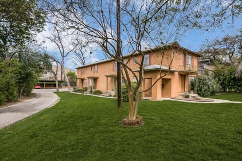 Exclusive Historical Townhome: serene and cozy Apartment in Alamo Heights