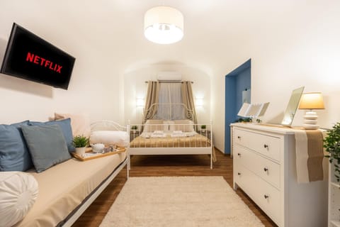 Bed, TV and multimedia, Photo of the whole room, Bedroom
