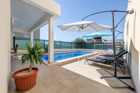Swimming pool, sunbed