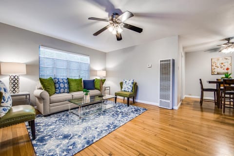 Classy Mid-Century Townhome in Alamo Heights Apartment in Alamo Heights