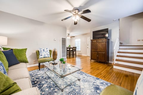 Classy Mid-Century Townhome in Alamo Heights Apartment in Alamo Heights