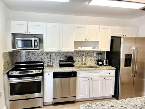 Lush tropical big home close to Airport, Calle 8, Coral Gables and lots more Miami amenities House in Coral Gables