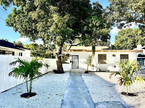 Lush tropical big home close to Airport, Calle 8, Coral Gables and lots more Miami amenities House in Coral Gables