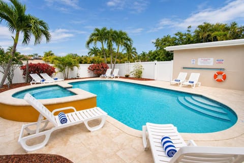 Patio, Swimming pool, sunbed