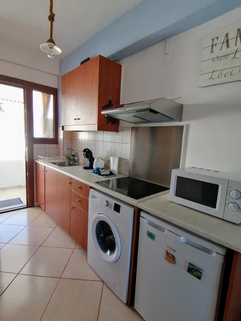 Kitchen or kitchenette, stove, washing machine