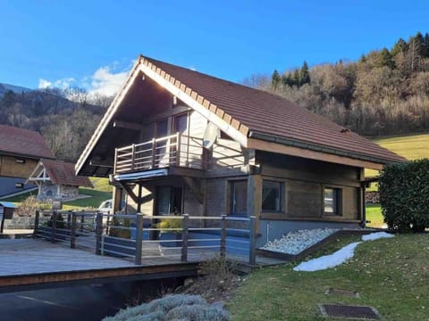 CHALET DUPLEX CHARMANT ENTRE LAC ET MONTAGNES Chalet in Haute-Savoie
