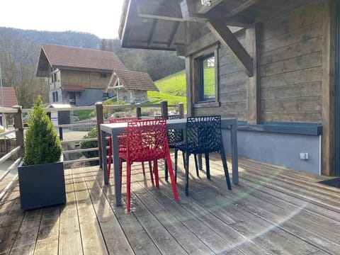 CHALET DUPLEX CHARMANT ENTRE LAC ET MONTAGNES Chalet in Haute-Savoie