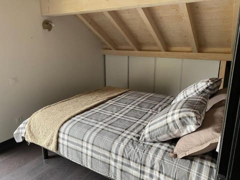 CHALET DUPLEX CHARMANT ENTRE LAC ET MONTAGNES Chalet in Haute-Savoie