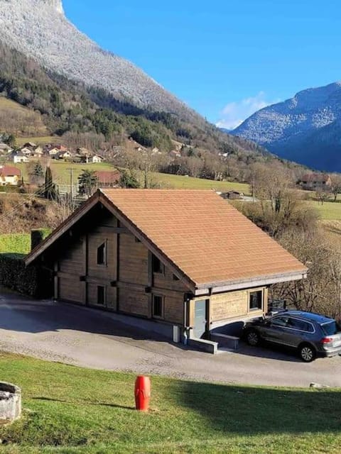 CHALET DUPLEX CHARMANT ENTRE LAC ET MONTAGNES Chalet in Haute-Savoie